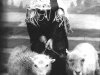 jeune-fille-ile-ouessant-moutons-en-laisse